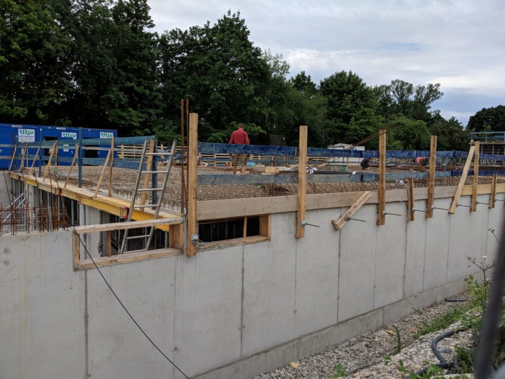 12. Juli 2019: Die Betonmauern wachsen in die Höhe.