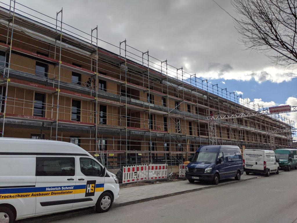 11. März 2020: Die Nordfassade hat ein Holzgesicht.