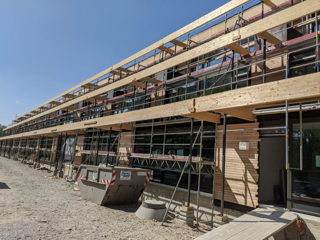 25. April 2020: Die Pergola im Süden ist montiert.