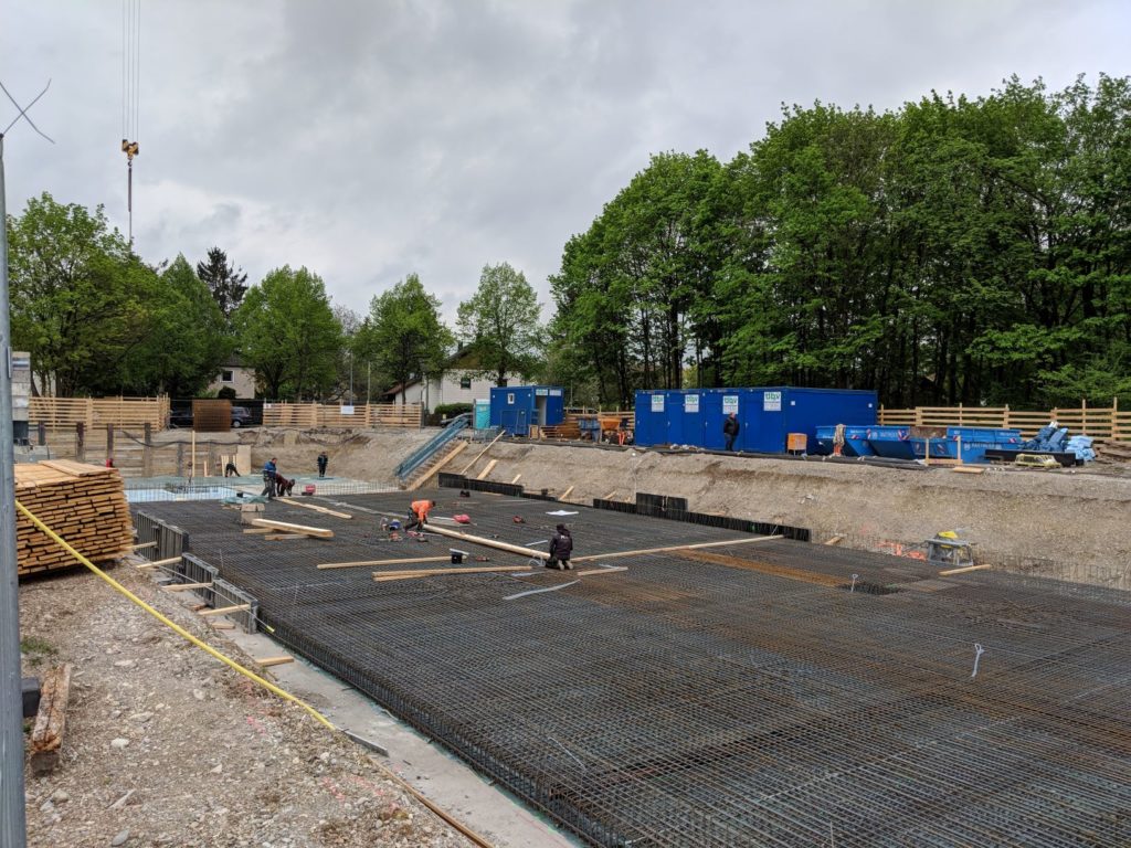 29. April 2019: Die Eisenbewehrung wird gelegt.