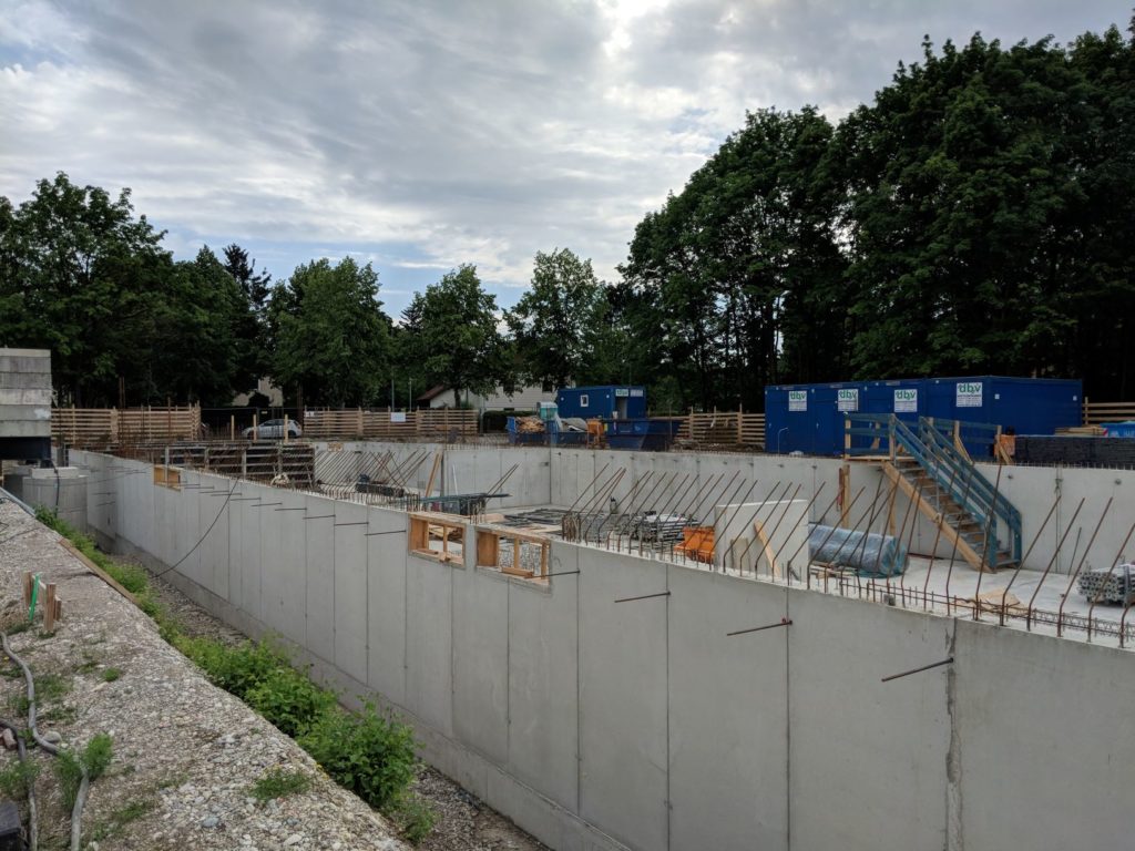 20. Juni 2019: Die Kellermauern werden hochgezogen.