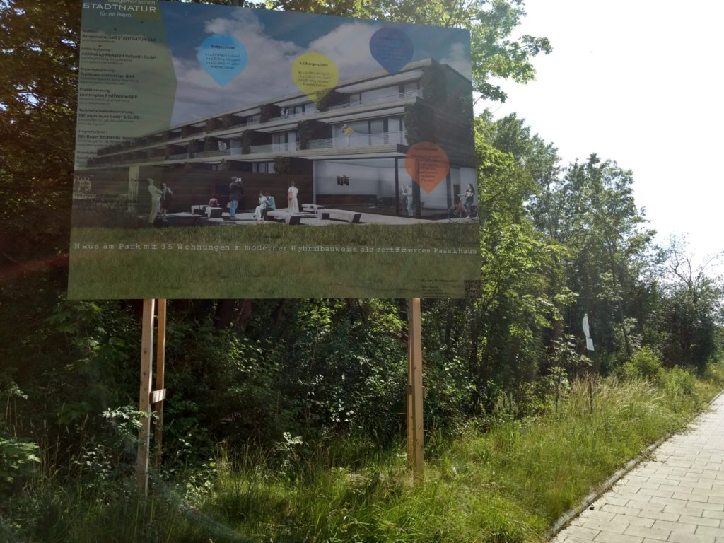 11. Juli 2018 Bautafel am verwilderten Grundstück