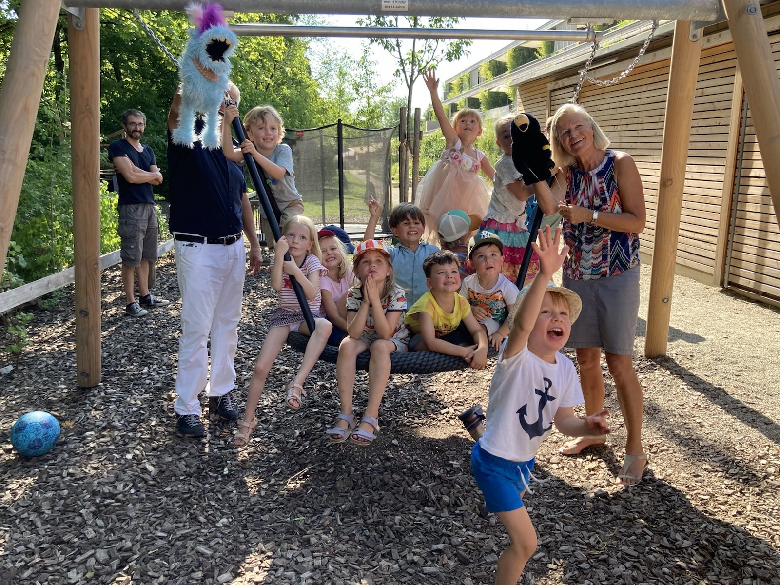 Die Puppenspiele für die Kinder dürfen beim Sommerfest nicht fehlen.