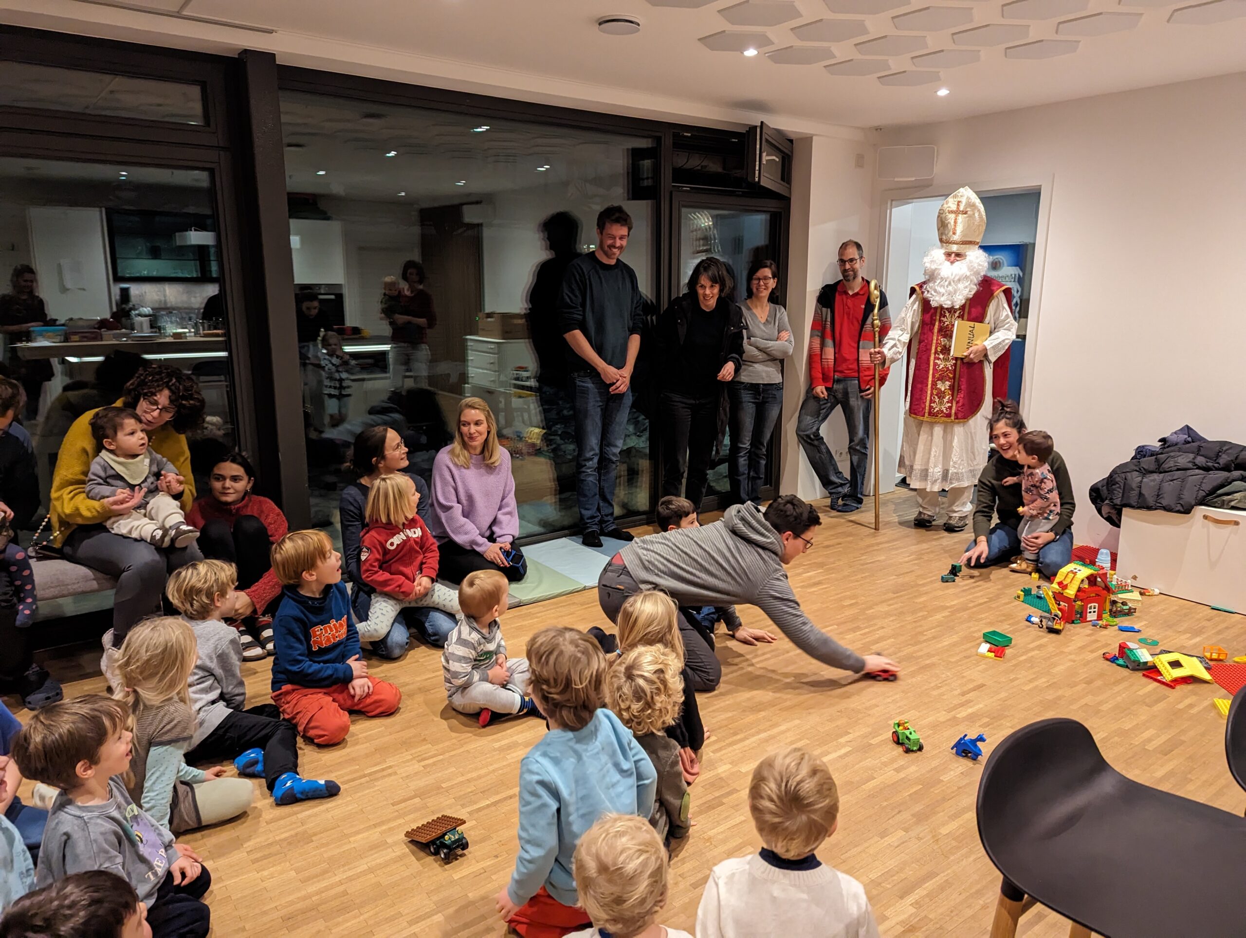 Der Nikolaus kommt zur Ermahnung und Bescherung. 